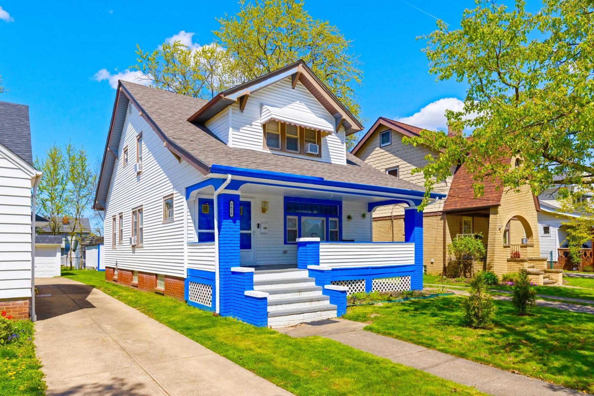 The Sapphire Haven - Your Old Brooklyn Oasis Awaits Families, Couples, Business Travelers Near Downtown With Parking, 300 Mb Wifi & Self Check-In Cleveland Luaran gambar