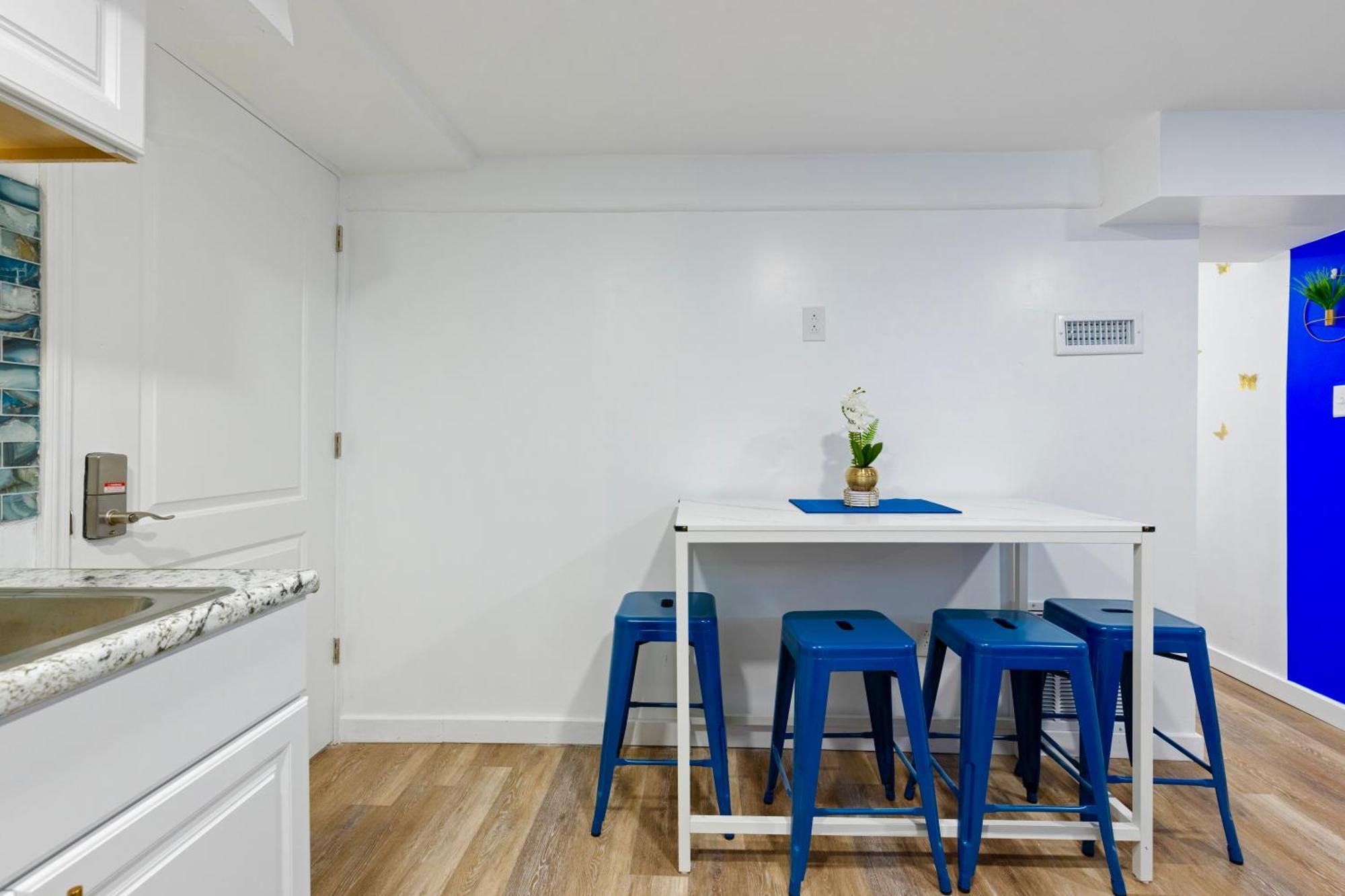 The Sapphire Haven - Your Old Brooklyn Oasis Awaits Families, Couples, Business Travelers Near Downtown With Parking, 300 Mb Wifi & Self Check-In Cleveland Luaran gambar